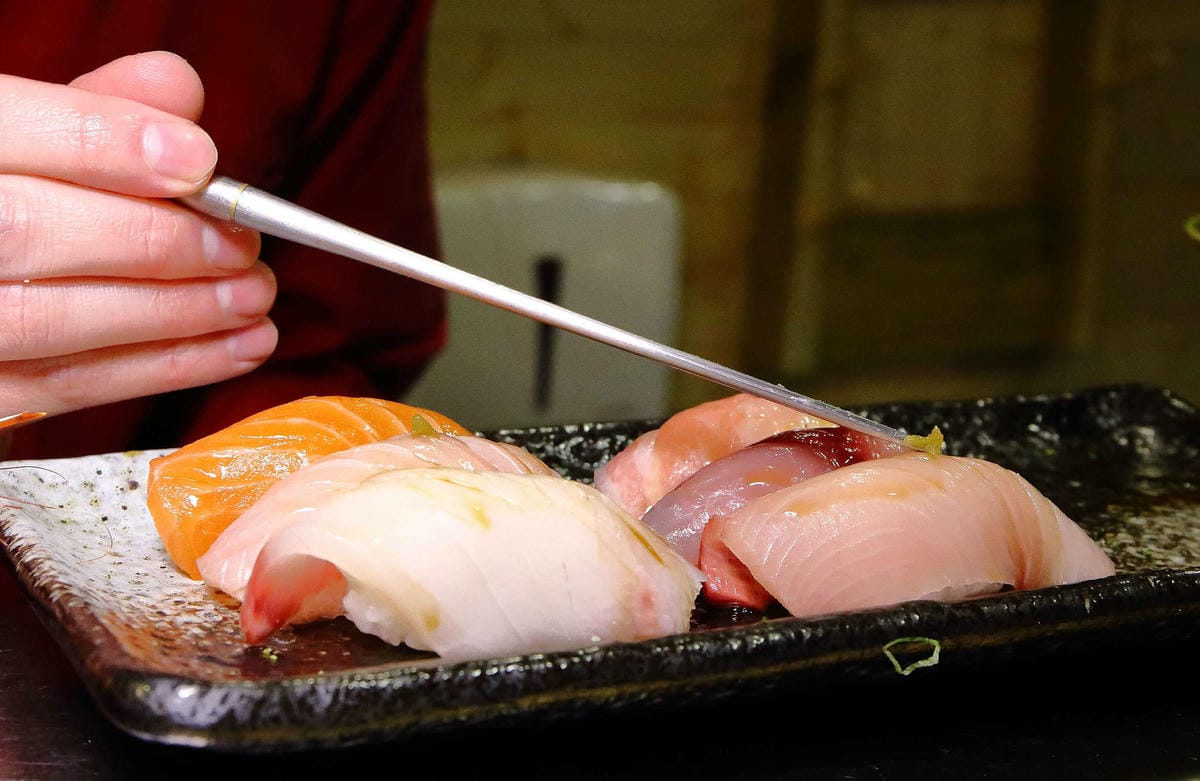 【食。中壢】坐著做。初陣壽司〜藏在影城內的壽司店，低調沒招牌，一吃就愛上的日式料理魂！