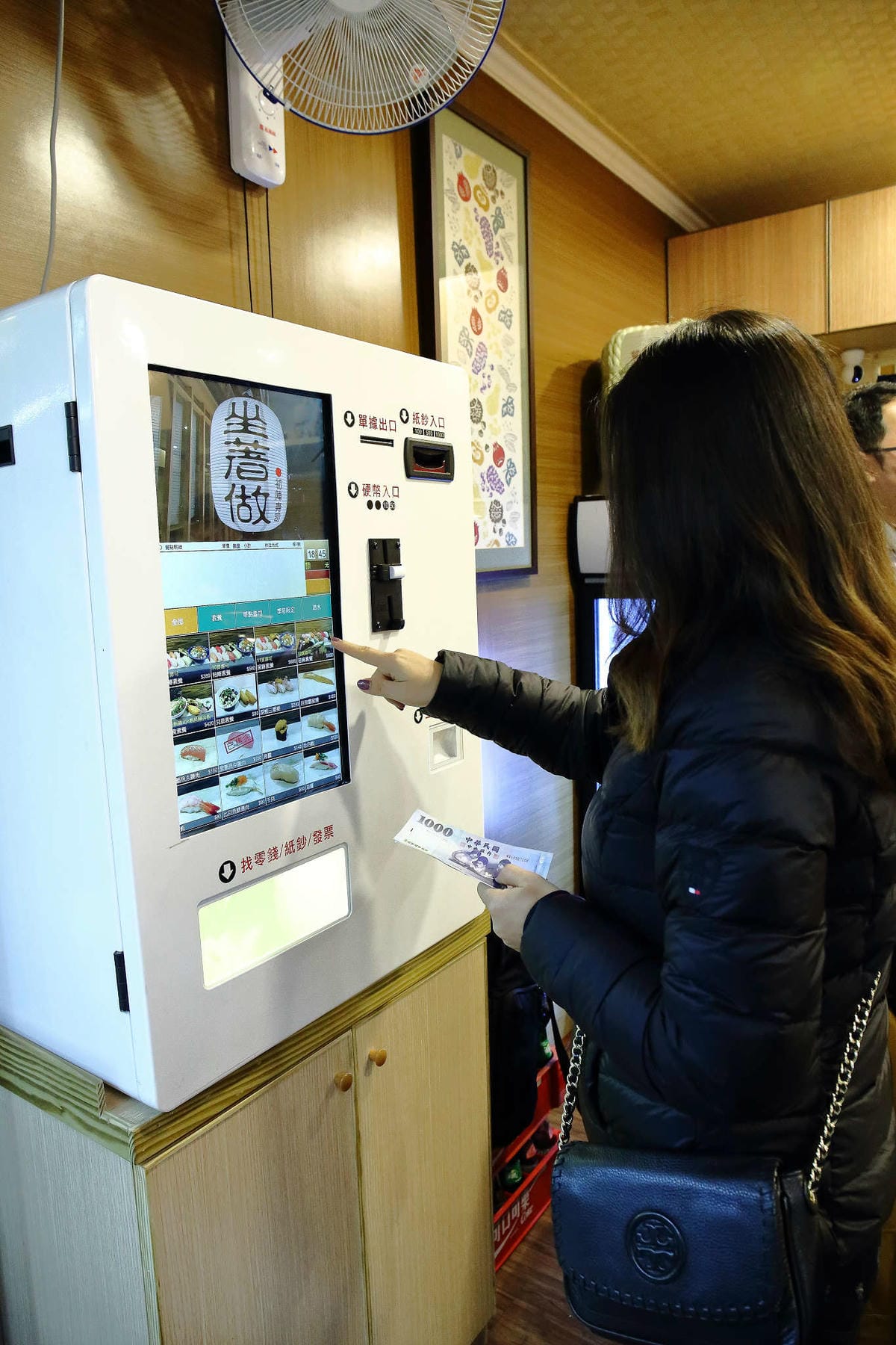 【食。中壢】坐著做。初陣壽司〜藏在影城內的壽司店，低調沒招牌，一吃就愛上的日式料理魂！