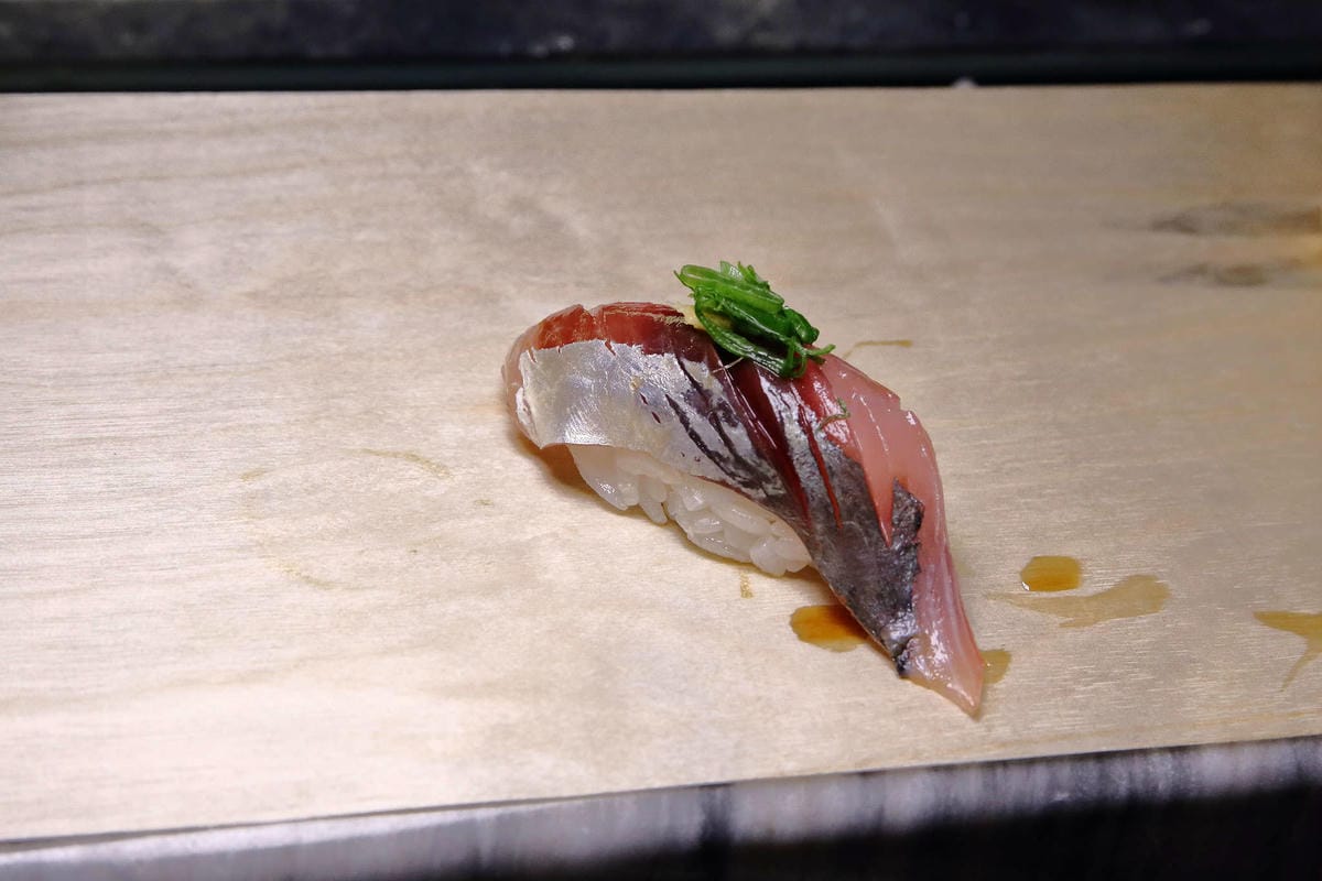 【食。中壢】坐著做。初陣壽司〜藏在影城內的壽司店，低調沒招牌，一吃就愛上的日式料理魂！