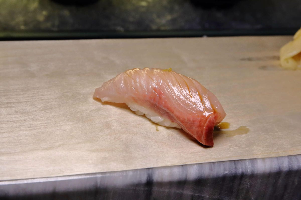 【食。中壢】坐著做。初陣壽司〜藏在影城內的壽司店，低調沒招牌，一吃就愛上的日式料理魂！