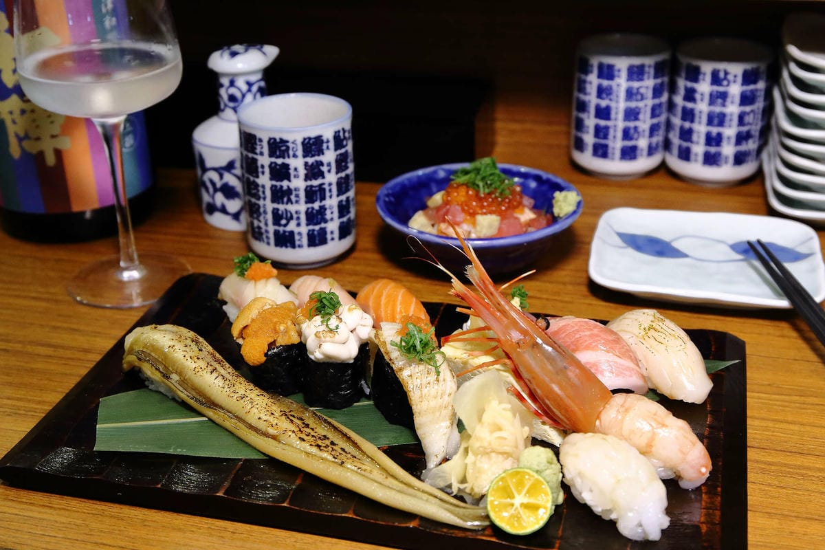 【食。中壢】坐著做。初陣壽司〜藏在影城內的壽司店，低調沒招牌，一吃就愛上的日式料理魂！