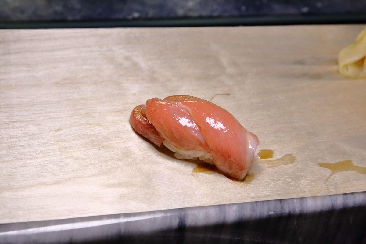 【食。中壢】坐著做。初陣壽司〜藏在影城內的壽司店，低調沒招牌，一吃就愛上的日式料理魂！