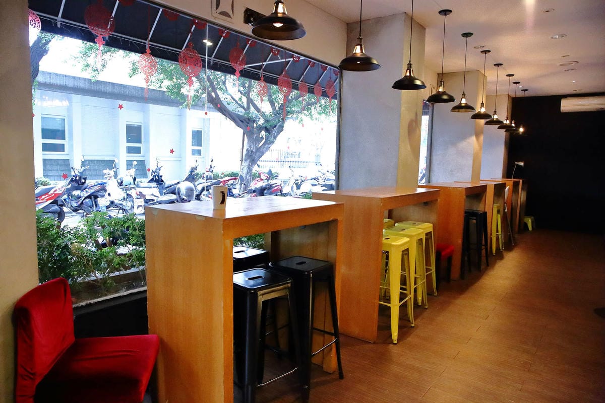 【食。台中】Gray House 灰房子〜中友百貨平價義式料理。PTT鄉民推薦的手作義大利麵店，CP值破表歡樂聚餐首選！(寵物友善)