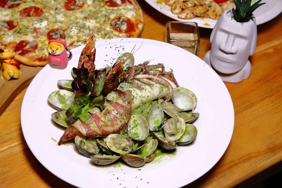 【食。台中】Gray House 灰房子〜中友百貨平價義式料理。PTT鄉民推薦的手作義大利麵店，CP值破表歡樂聚餐首選！(寵物友善)