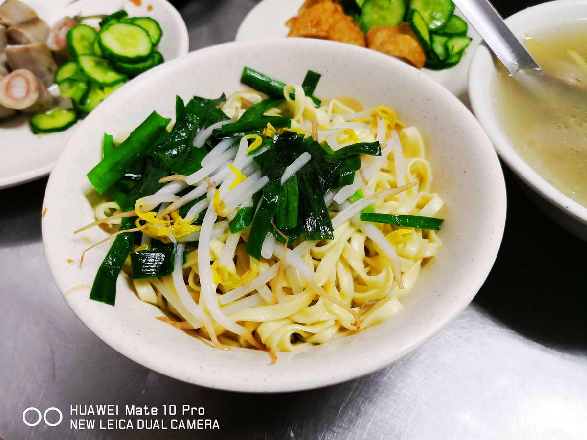 【食。基隆】西六號碼頭麵店〜五層豬腸只有基隆港吃得到!基隆人才知道的早餐,超佛心銅板平價古早味,美味破表!