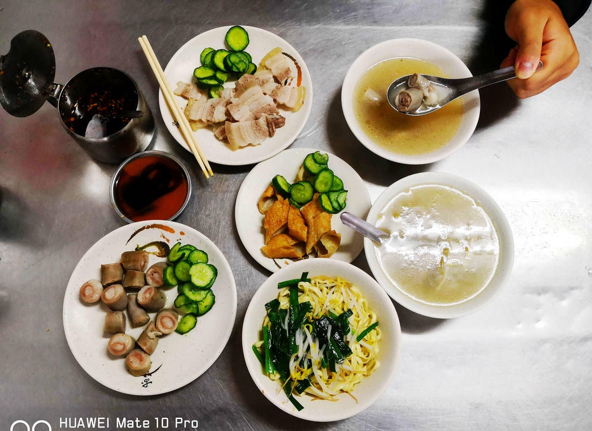 【食。基隆】西六號碼頭麵店〜五層豬腸只有基隆港吃得到!基隆人才知道的早餐,超佛心銅板平價古早味,美味破表!