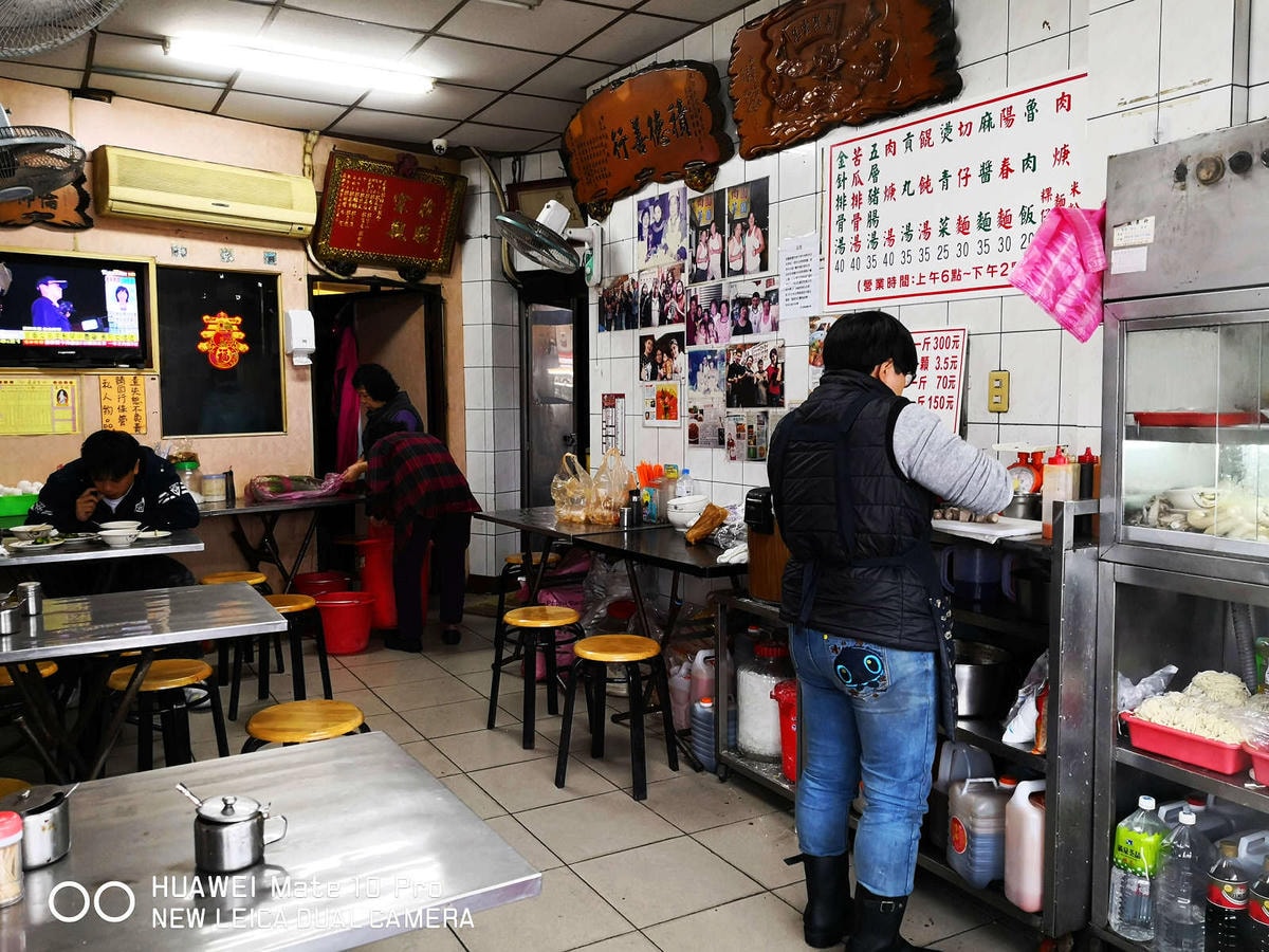 【食。基隆】西六號碼頭麵店〜五層豬腸只有基隆港吃得到!基隆人才知道的早餐,超佛心銅板平價古早味,美味破表!