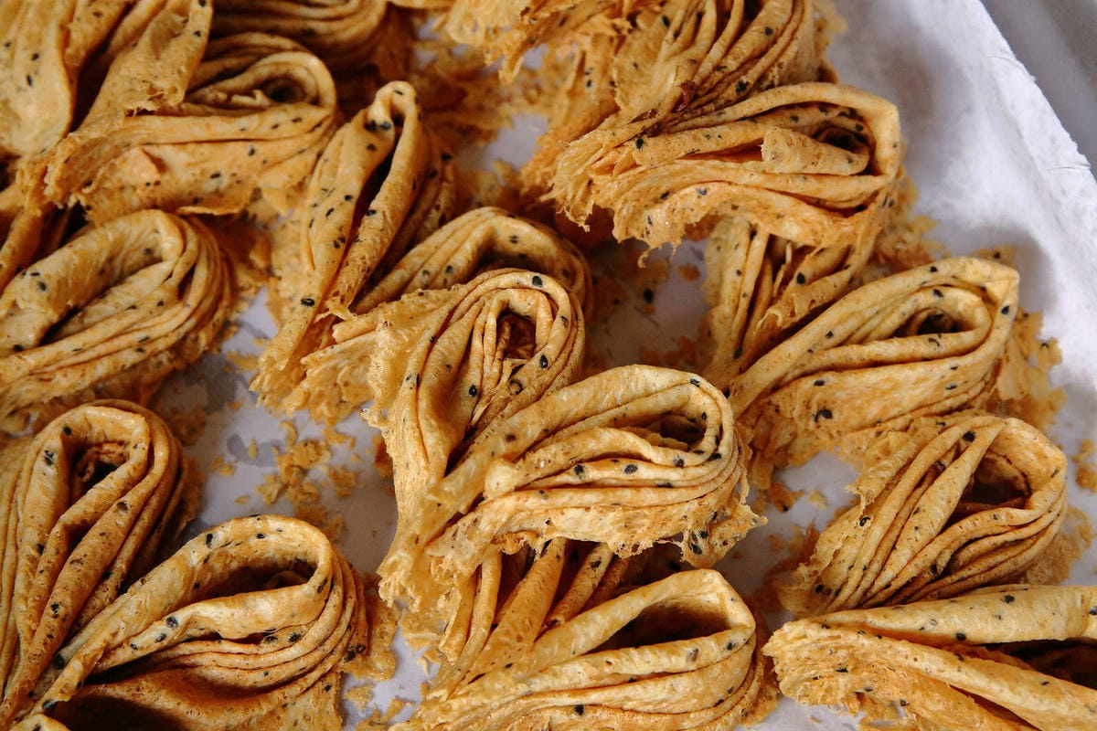 【台中新伴手禮】點點酥 美村店〜審計新村文青散步特色美食。手工蛋捲+爆米香混搭風碰出新滋味！越吃越涮嘴，完封零食控的心！