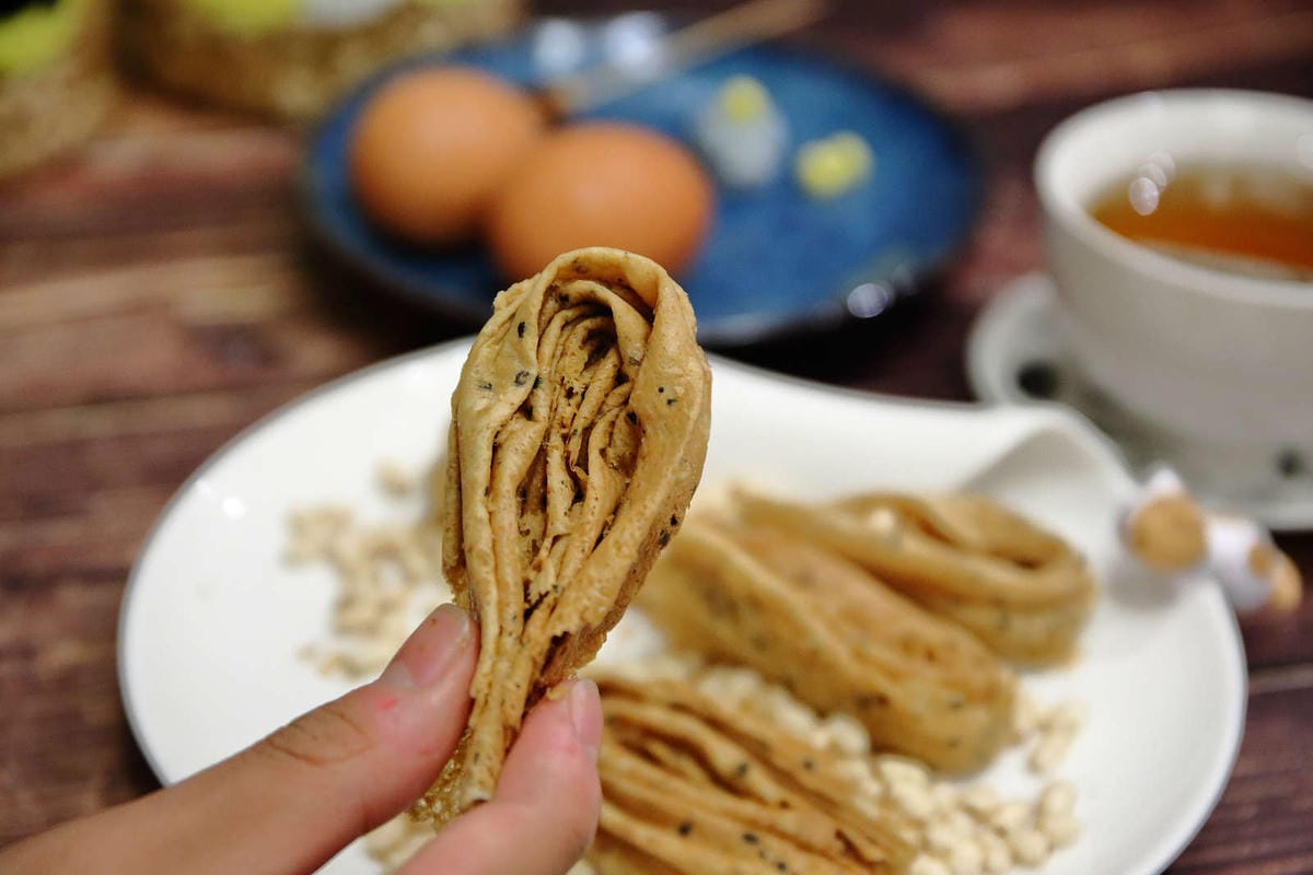 【台中新伴手禮】點點酥 美村店〜審計新村文青散步特色美食。手工蛋捲+爆米香混搭風碰出新滋味！越吃越涮嘴，完封零食控的心！