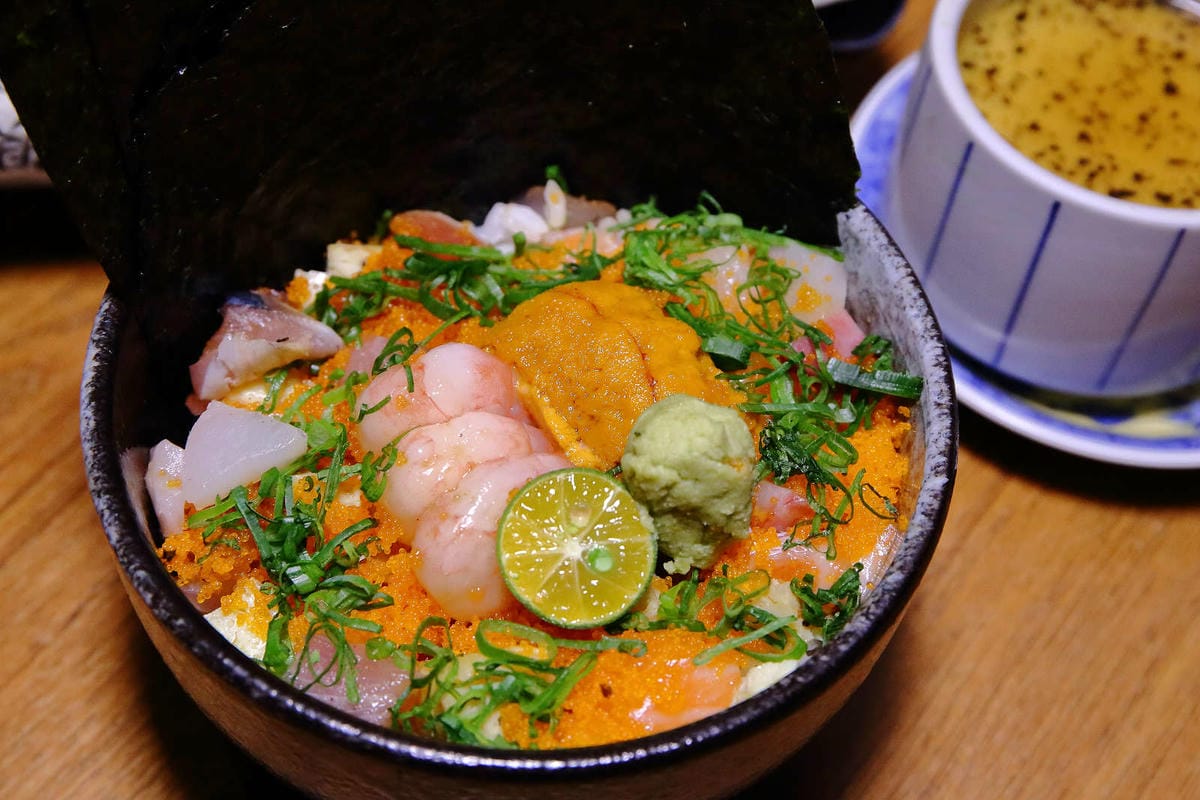 【食。中壢】坐著做。海鮮丼飯專門店〜巷仔內美食，老饕才知道的隱藏版，超大份量創意丼飯，海鮮多到看不到飯！