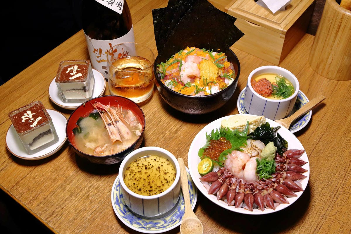 【食。中壢】坐著做。海鮮丼飯專門店〜巷仔內美食，老饕才知道的隱藏版，超大份量創意丼飯，海鮮多到看不到飯！