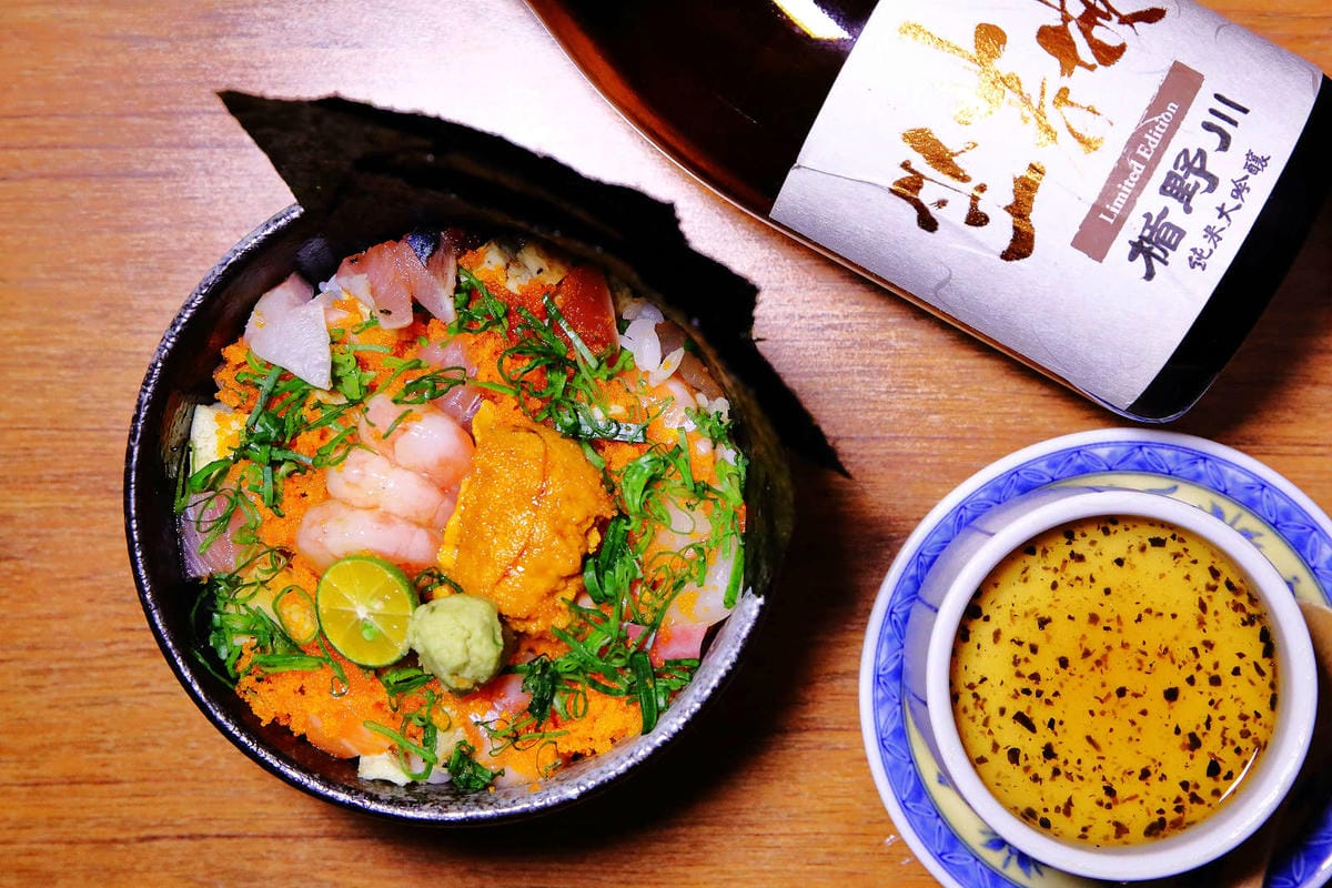 【食。中壢】坐著做。海鮮丼飯專門店〜巷仔內美食，老饕才知道的隱藏版，超大份量創意丼飯，海鮮多到看不到飯！