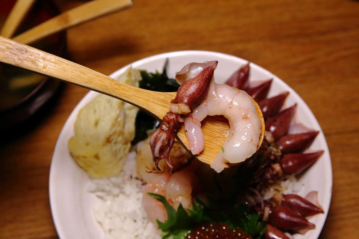 【食。中壢】坐著做。海鮮丼飯專門店〜巷仔內美食，老饕才知道的隱藏版，超大份量創意丼飯，海鮮多到看不到飯！