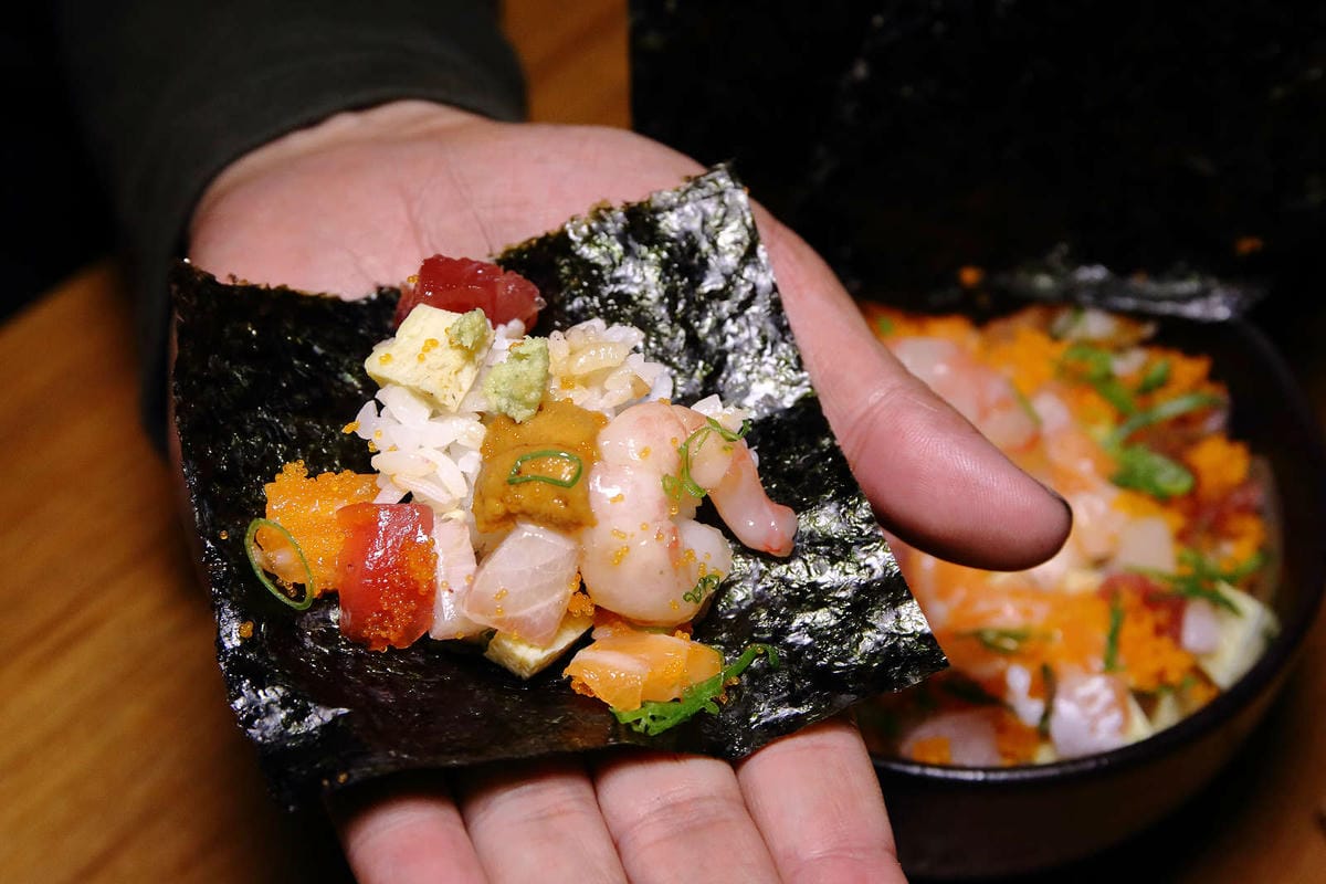 【食。中壢】坐著做。海鮮丼飯專門店〜巷仔內美食，老饕才知道的隱藏版，超大份量創意丼飯，海鮮多到看不到飯！