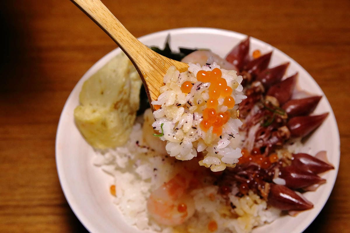 【食。中壢】坐著做。海鮮丼飯專門店〜巷仔內美食，老饕才知道的隱藏版，超大份量創意丼飯，海鮮多到看不到飯！