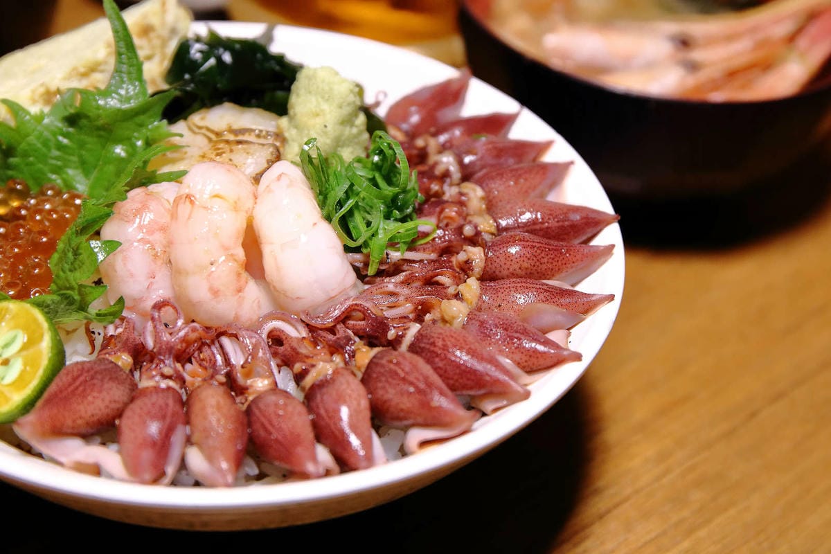 【食。中壢】坐著做。海鮮丼飯專門店〜巷仔內美食，老饕才知道的隱藏版，超大份量創意丼飯，海鮮多到看不到飯！