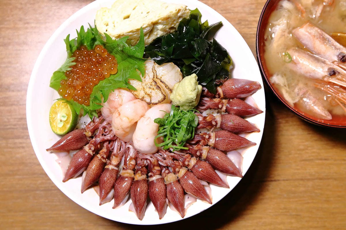 【食。中壢】坐著做。海鮮丼飯專門店〜巷仔內美食，老饕才知道的隱藏版，超大份量創意丼飯，海鮮多到看不到飯！