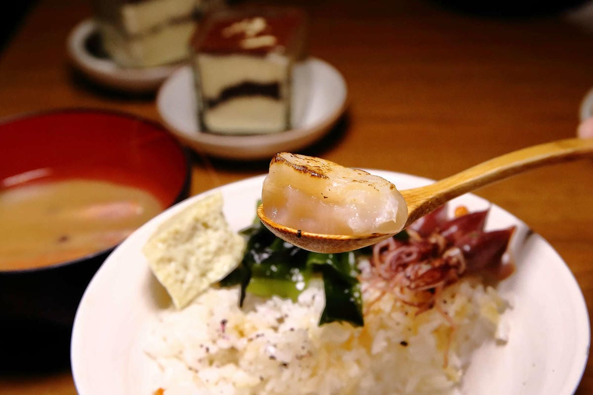 【食。中壢】坐著做。海鮮丼飯專門店〜巷仔內美食，老饕才知道的隱藏版，超大份量創意丼飯，海鮮多到看不到飯！