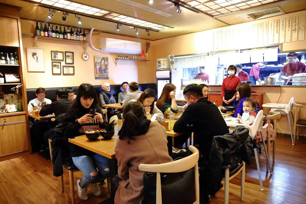 【食。中壢】坐著做。海鮮丼飯專門店〜巷仔內美食，老饕才知道的隱藏版，超大份量創意丼飯，海鮮多到看不到飯！