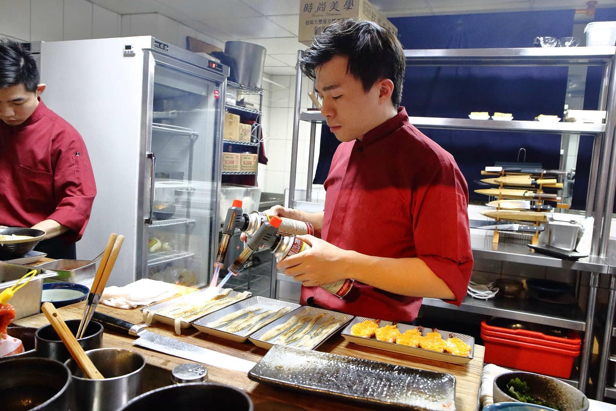 【食。中壢】坐著做。海鮮丼飯專門店〜巷仔內美食，老饕才知道的隱藏版，超大份量創意丼飯，海鮮多到看不到飯！