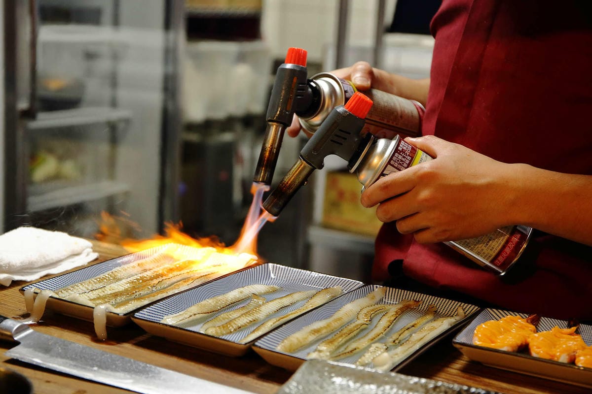 【食。中壢】坐著做。海鮮丼飯專門店〜巷仔內美食，老饕才知道的隱藏版，超大份量創意丼飯，海鮮多到看不到飯！