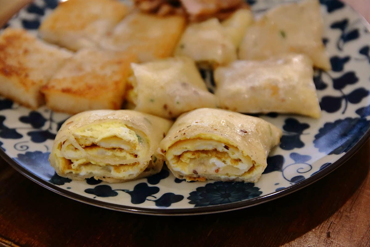 【食。新莊】壹號車小地方早午餐〜新莊隱藏版美食。超可愛彩繪龍貓牆，手工菜頭粿，古早的好味道