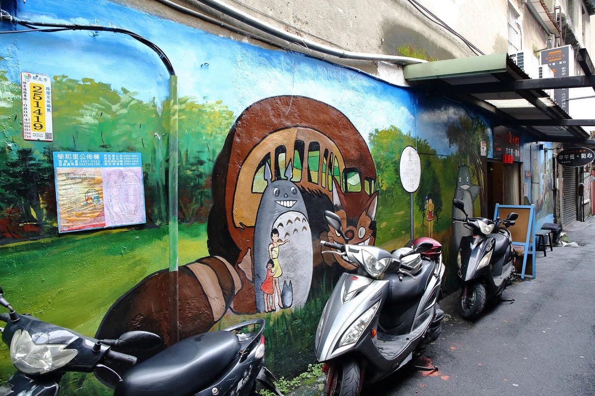 【食。新莊】壹號車小地方早午餐〜新莊隱藏版美食。超可愛彩繪龍貓牆，手工菜頭粿，古早的好味道