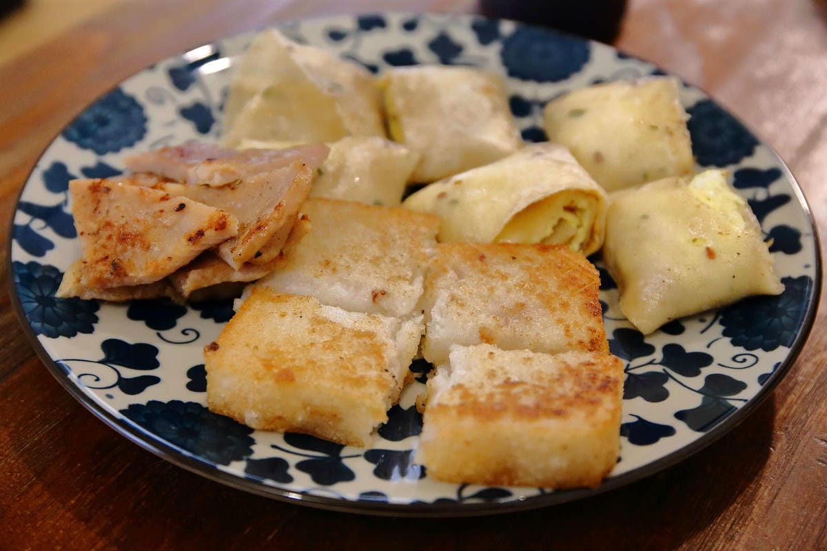 【食。新莊】壹號車小地方早午餐〜新莊隱藏版美食。超可愛彩繪龍貓牆，手工菜頭粿，古早的好味道