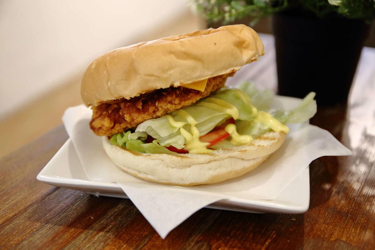 【食。新莊】壹號車小地方早午餐〜新莊隱藏版美食。超可愛彩繪龍貓牆，手工菜頭粿，古早的好味道