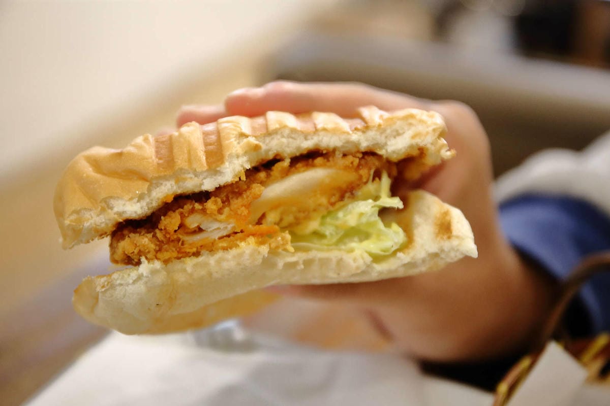 【食。新莊】壹號車小地方早午餐〜新莊隱藏版美食。超可愛彩繪龍貓牆，手工菜頭粿，古早的好味道