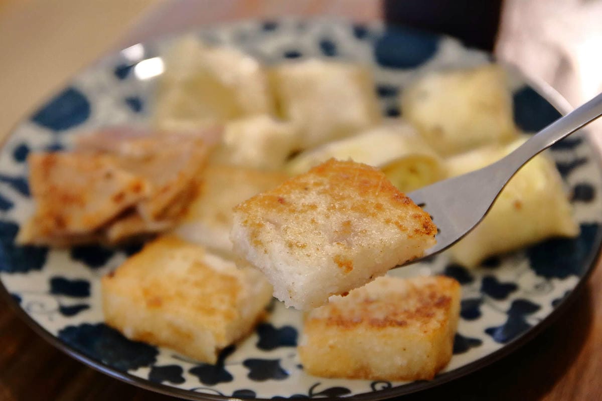 【食。新莊】壹號車小地方早午餐〜新莊隱藏版美食。超可愛彩繪龍貓牆，手工菜頭粿，古早的好味道