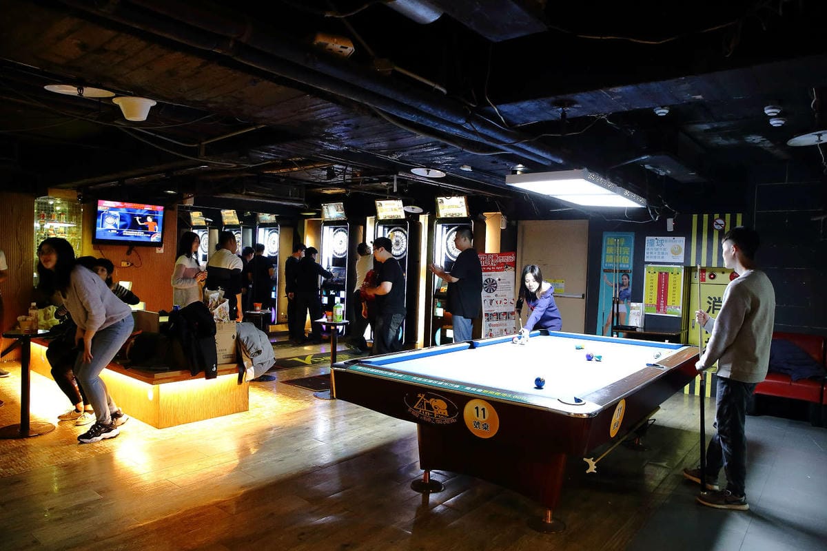 【遊。三重】E7PLAY三重館〜北部最大的室內運動遊樂空間！保齡球、撞球、電話亭KTV、各項電玩設施一票玩到底，親子下雨天和大熱天好去處！