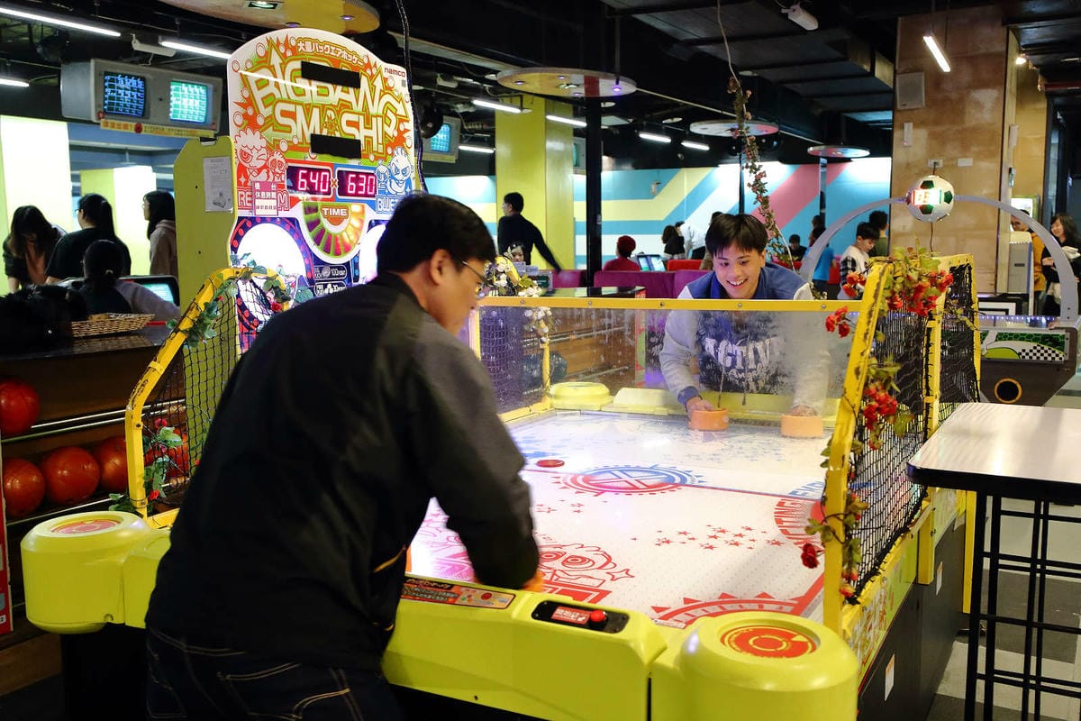 【遊。三重】E7PLAY三重館〜北部最大的室內運動遊樂空間！保齡球、撞球、電話亭KTV、各項電玩設施一票玩到底，親子下雨天和大熱天好去處！