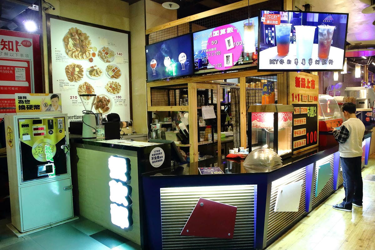 【遊。三重】E7PLAY三重館〜北部最大的室內運動遊樂空間！保齡球、撞球、電話亭KTV、各項電玩設施一票玩到底，親子下雨天和大熱天好去處！