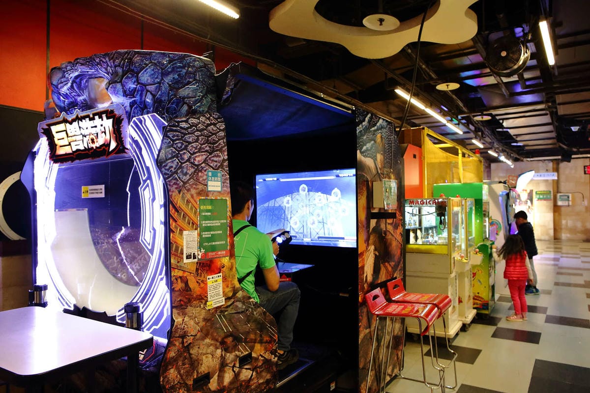 【遊。三重】E7PLAY三重館〜北部最大的室內運動遊樂空間！保齡球、撞球、電話亭KTV、各項電玩設施一票玩到底，親子下雨天和大熱天好去處！