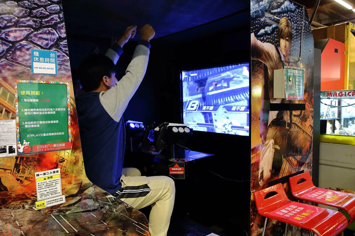 【遊。三重】E7PLAY三重館〜北部最大的室內運動遊樂空間！保齡球、撞球、電話亭KTV、各項電玩設施一票玩到底，親子下雨天和大熱天好去處！