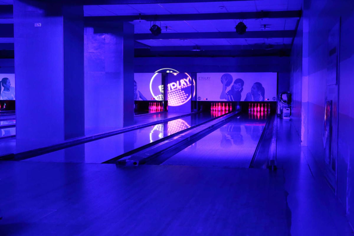 【遊。三重】E7PLAY三重館〜北部最大的室內運動遊樂空間！保齡球、撞球、電話亭KTV、各項電玩設施一票玩到底，親子下雨天和大熱天好去處！