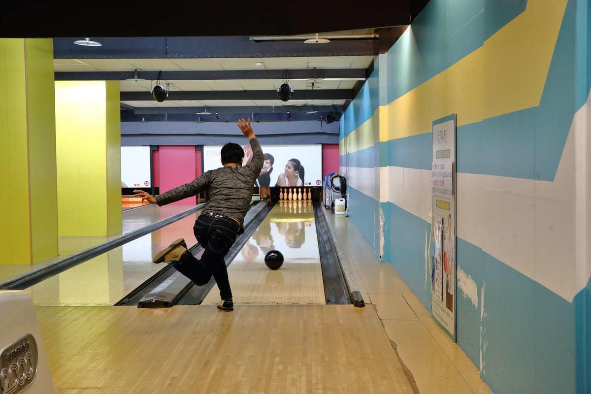 【遊。三重】E7PLAY三重館〜北部最大的室內運動遊樂空間！保齡球、撞球、電話亭KTV、各項電玩設施一票玩到底，親子下雨天和大熱天好去處！