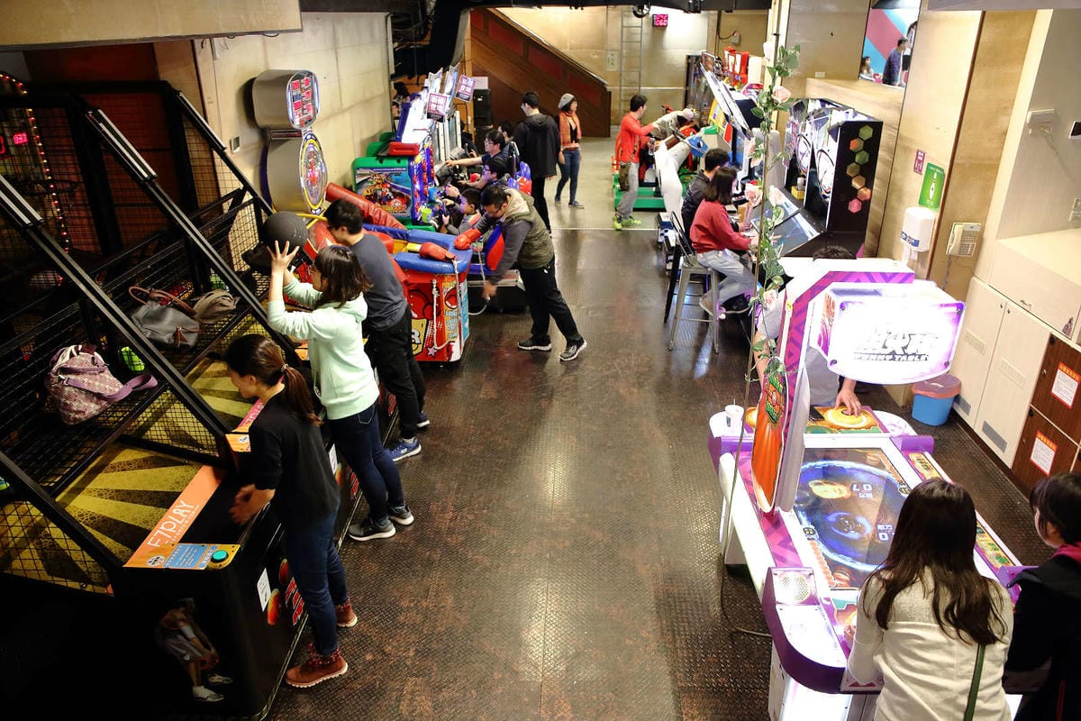 【遊。三重】E7PLAY三重館〜北部最大的室內運動遊樂空間！保齡球、撞球、電話亭KTV、各項電玩設施一票玩到底，親子下雨天和大熱天好去處！