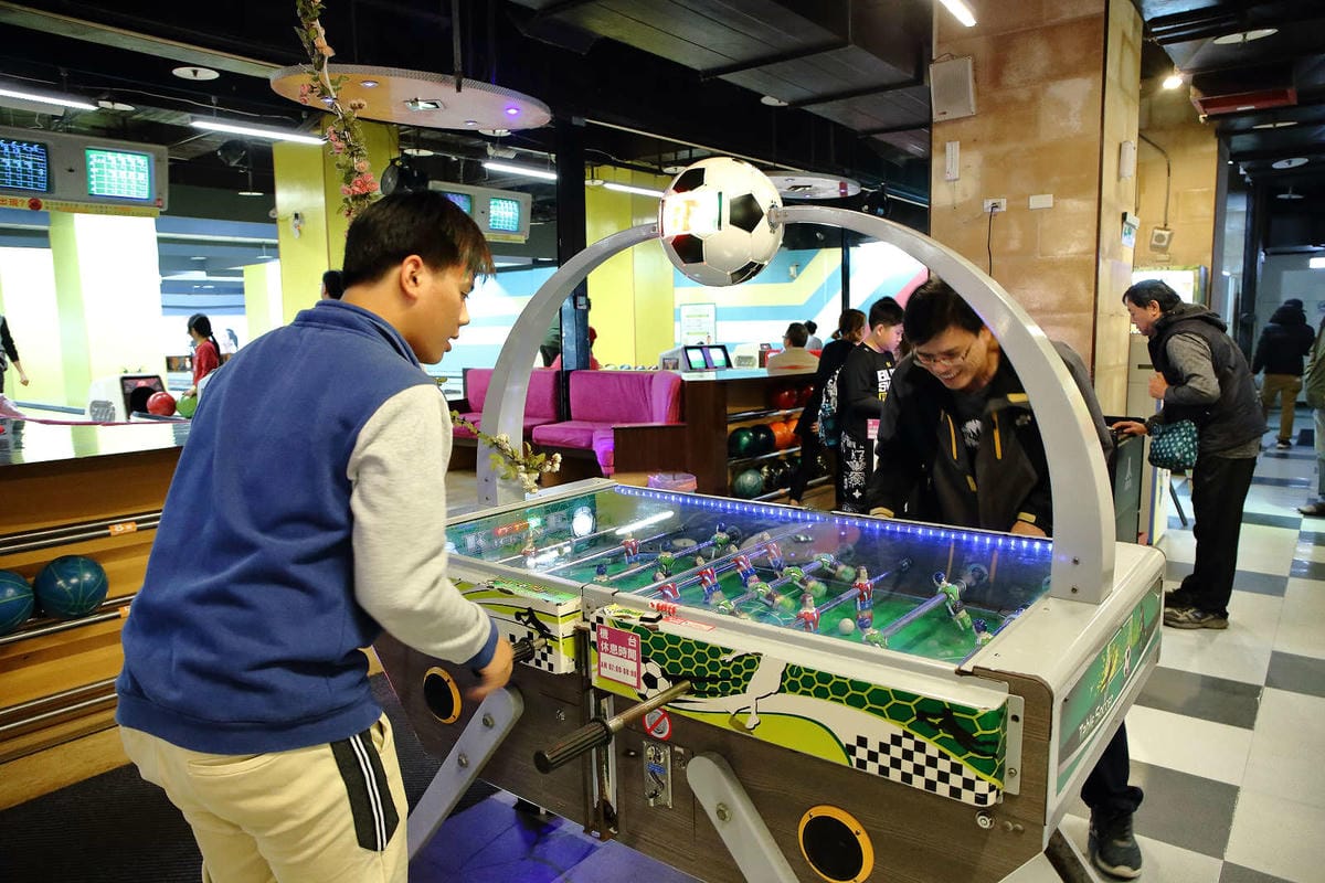 【遊。三重】E7PLAY三重館〜北部最大的室內運動遊樂空間！保齡球、撞球、電話亭KTV、各項電玩設施一票玩到底，親子下雨天和大熱天好去處！