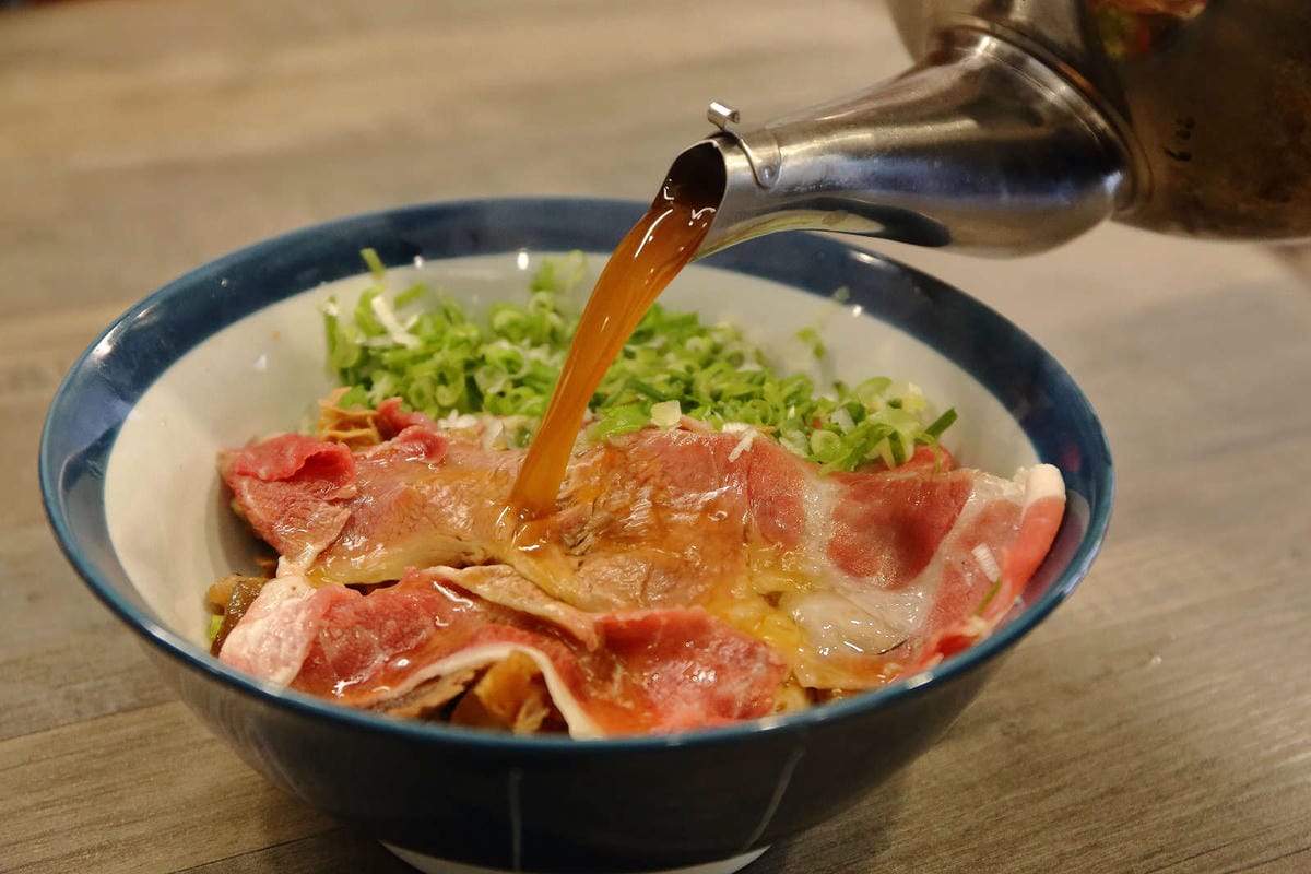 【食。宜蘭】九條牛牛肉麵-宜蘭總店〜超浮誇牛小排現淋湯麵，最直接的牛味湯頭，吃出新鮮感，這個厲害！