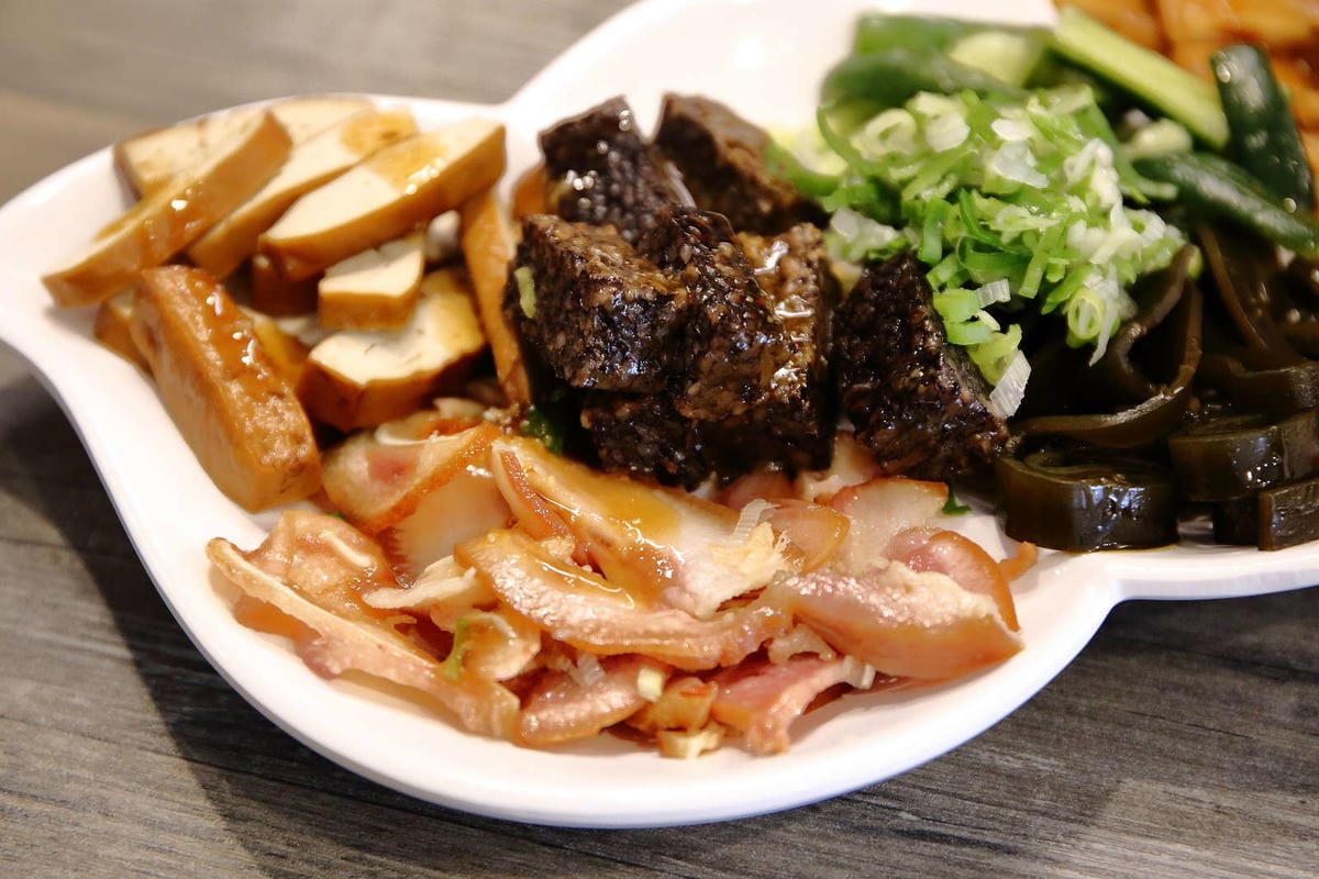 【食。宜蘭】九條牛牛肉麵-宜蘭總店〜超浮誇牛小排現淋湯麵，最直接的牛味湯頭，吃出新鮮感，這個厲害！