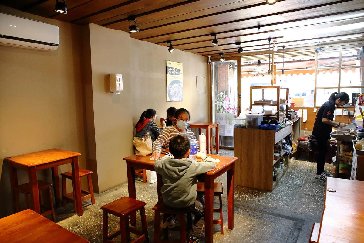 【食。宜蘭】九條牛牛肉麵-宜蘭總店〜超浮誇牛小排現淋湯麵，最直接的牛味湯頭，吃出新鮮感，這個厲害！