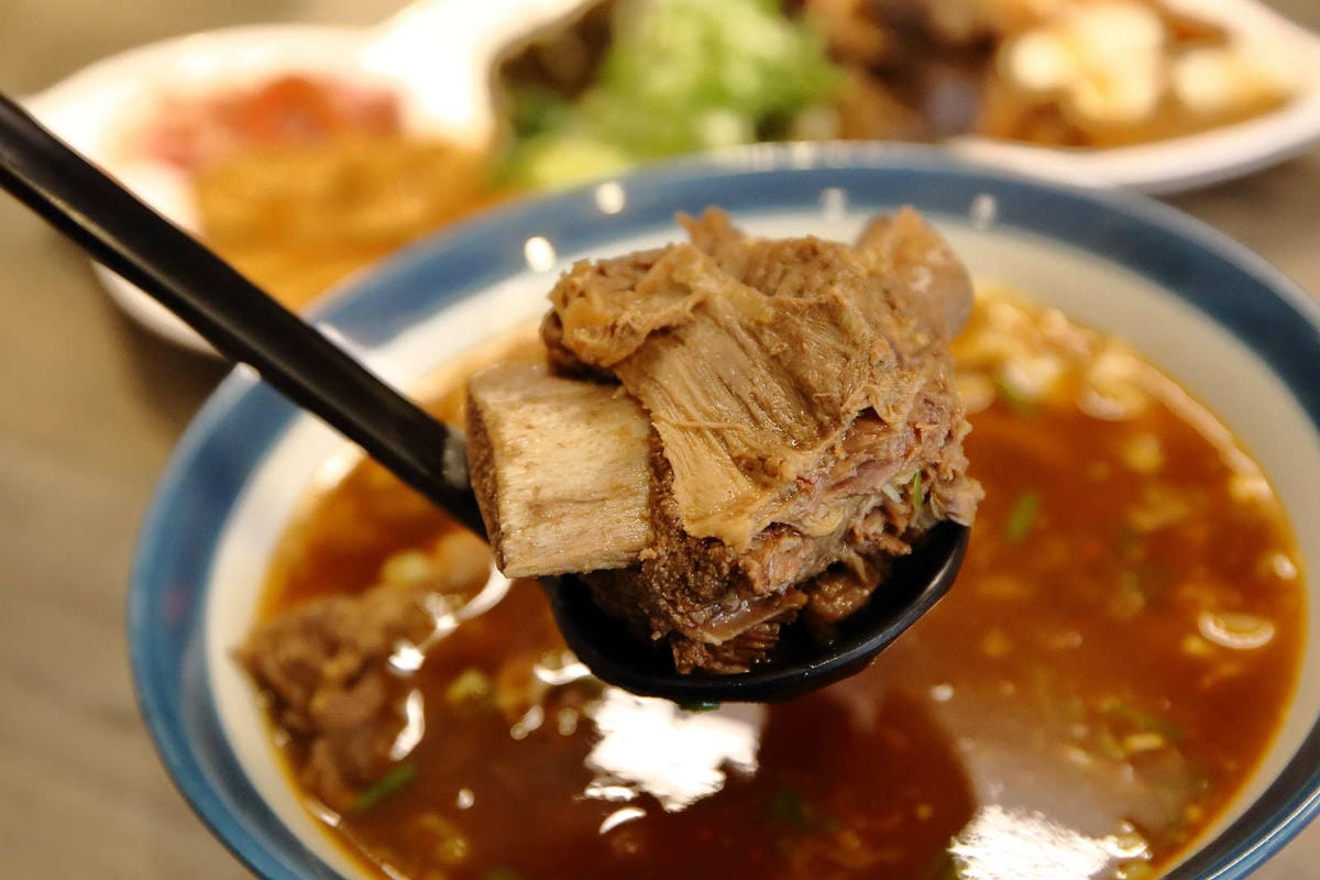 【食。宜蘭】九條牛牛肉麵-宜蘭總店〜超浮誇牛小排現淋湯麵，最直接的牛味湯頭，吃出新鮮感，這個厲害！