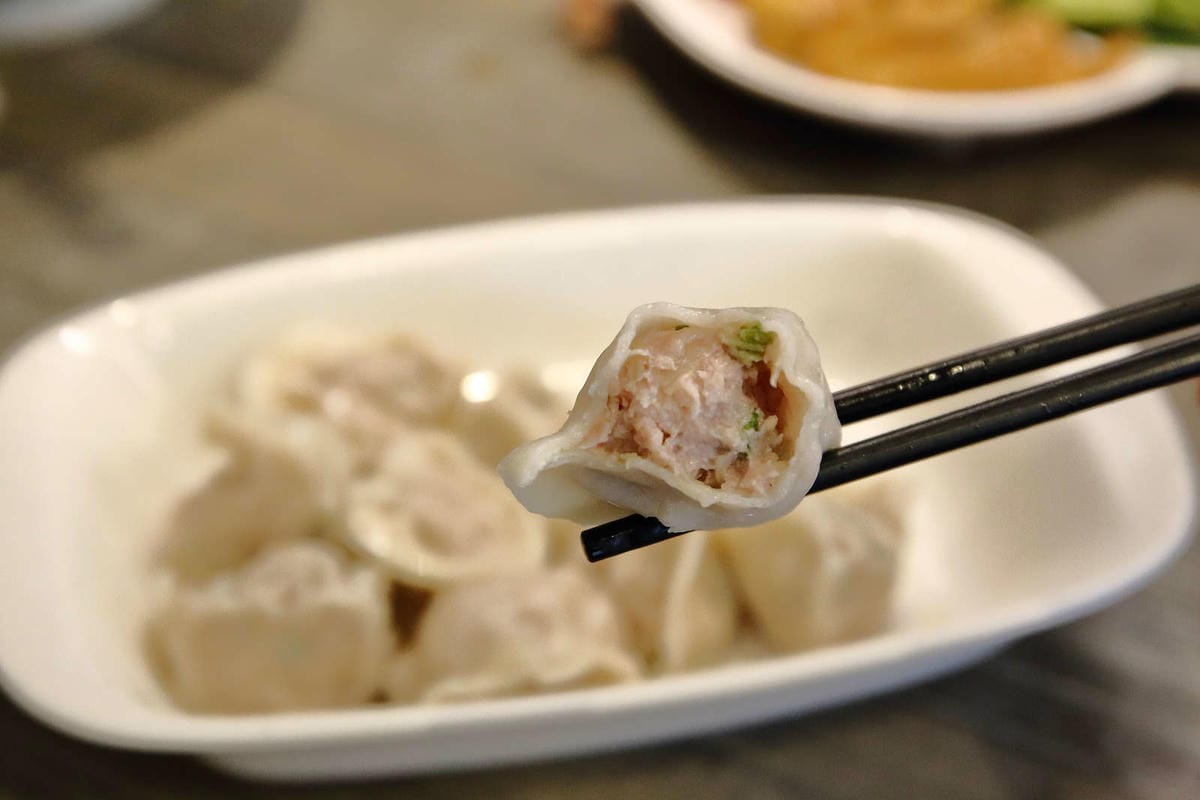 【食。宜蘭】九條牛牛肉麵-宜蘭總店〜超浮誇牛小排現淋湯麵，最直接的牛味湯頭，吃出新鮮感，這個厲害！