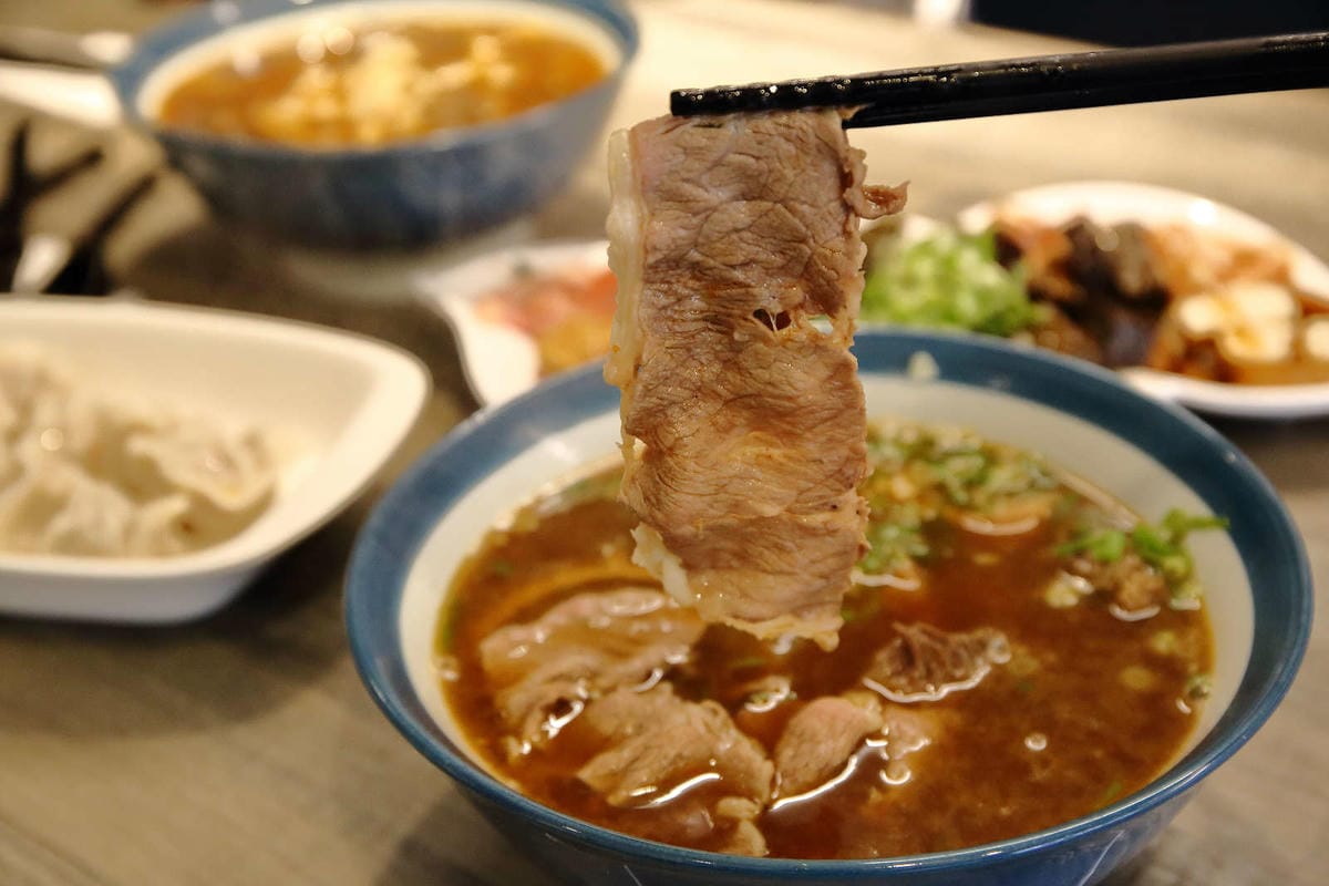 【食。宜蘭】九條牛牛肉麵-宜蘭總店〜超浮誇牛小排現淋湯麵，最直接的牛味湯頭，吃出新鮮感，這個厲害！