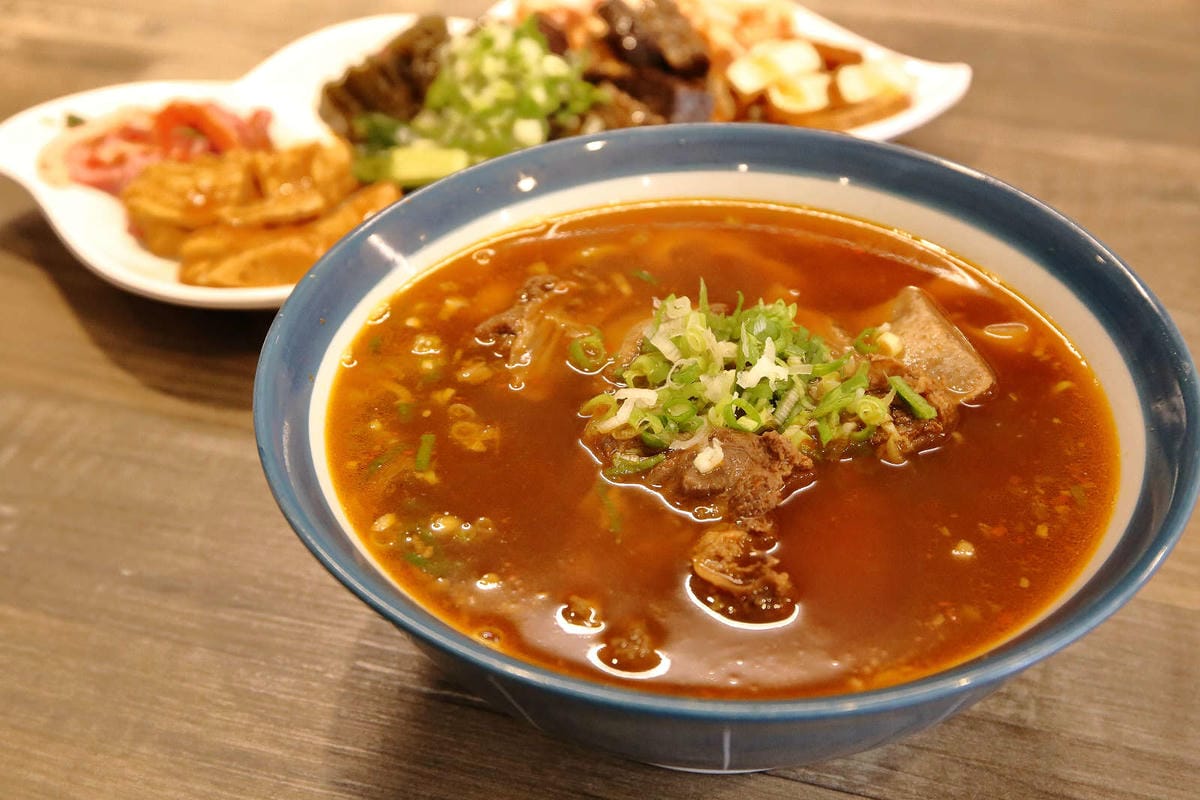 【食。宜蘭】九條牛牛肉麵-宜蘭總店〜超浮誇牛小排現淋湯麵，最直接的牛味湯頭，吃出新鮮感，這個厲害！