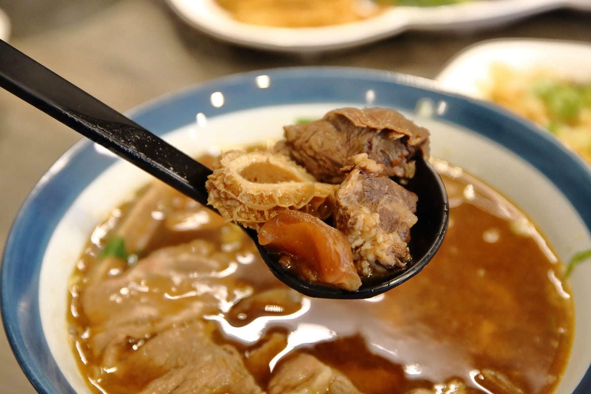 【食。宜蘭】九條牛牛肉麵-宜蘭總店〜超浮誇牛小排現淋湯麵，最直接的牛味湯頭，吃出新鮮感，這個厲害！