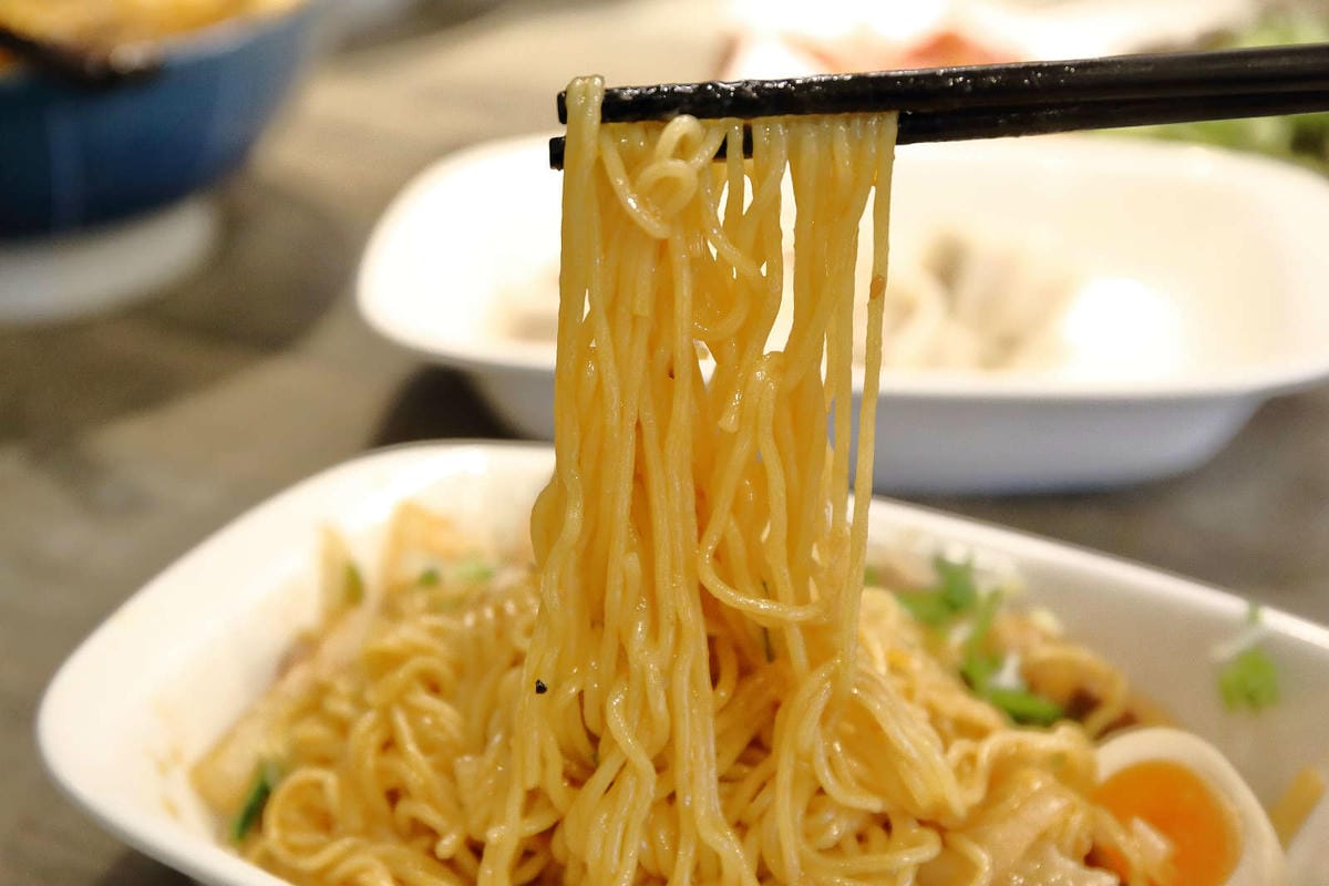 【食。宜蘭】九條牛牛肉麵-宜蘭總店〜超浮誇牛小排現淋湯麵，最直接的牛味湯頭，吃出新鮮感，這個厲害！