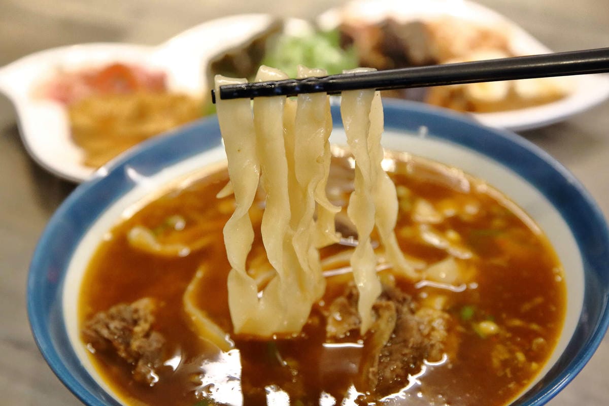 【食。宜蘭】九條牛牛肉麵-宜蘭總店〜超浮誇牛小排現淋湯麵，最直接的牛味湯頭，吃出新鮮感，這個厲害！